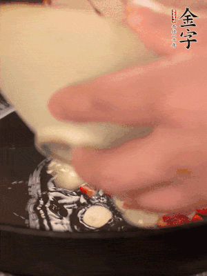 豬油潤(rùn)鍋，下辣椒、大蒜、火腿片煸香。