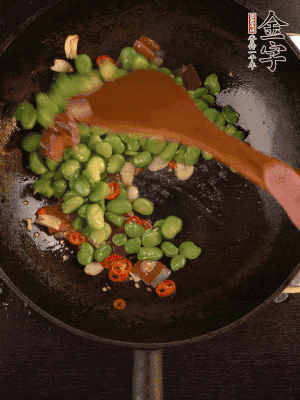 再下蠶豆煸炒，加1勺料酒調(diào)味。