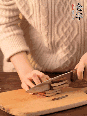 金字淡咸肉、香干分別切丁。