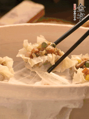 包好的燒賣放在蒸籠上，水開后蒸8分鐘左右。