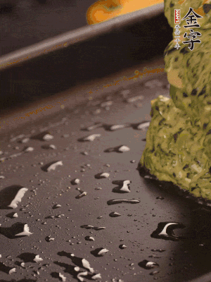 熱鍋擦一下油，下面糊攤平。