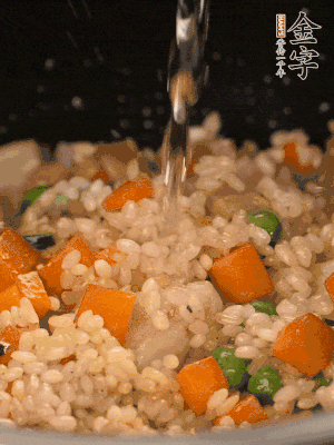 把食材轉(zhuǎn)移到電飯鍋中，倒入點清水，正常煮飯。