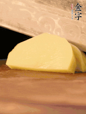 土豆去皮切丁。水開后，放入鍋中煮2-3分鐘，撈出瀝干水分。