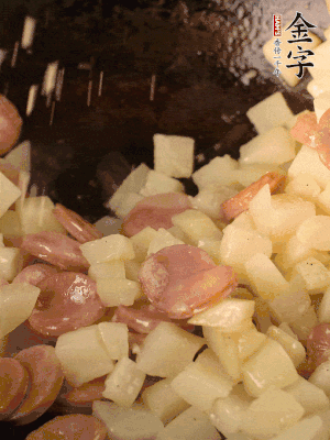 再放烤腸片煎熟。撒點鹽、孜然粉、辣椒面。