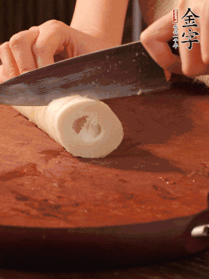 春筍去殼切滾刀塊，焯水備用。