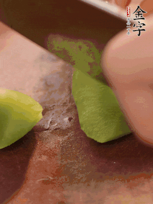 萵筍切滾刀塊。