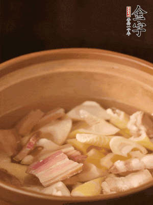 春筍、咸肉、咸肉一起入砂鍋，加姜片、料酒、清水大火煮沸到湯色變白。轉(zhuǎn)小火慢篤半小時。