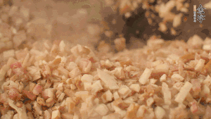 鍋中熱油，依次下食材翻炒，加2勺料酒、少許胡椒粉調(diào)味，撒蔥花攪拌均勻。