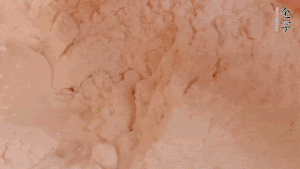 糯米粉中加入溫水，反復(fù)揉成團(tuán)。