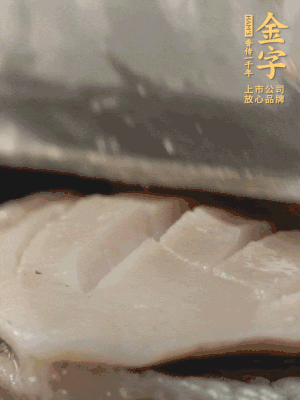 鮑魚用勺子撬出來(lái)，去掉內(nèi)臟和牙齒，加面粉、白醋、鹽、啤酒抓一下，清水洗凈，切花刀。