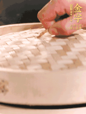 醬鴨半只加姜片、蔥、黃酒上鍋蒸20分鐘。