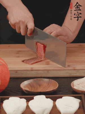 金字火腿上方切薄片。