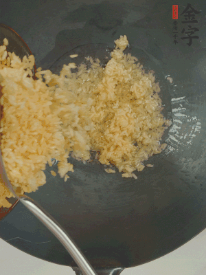 熱油下鍋，邊按壓邊翻炒均勻。