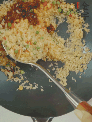 翻炒熟后，加金字火腿XO醬。