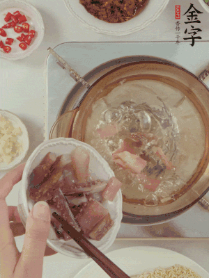 魷魚熱水下鍋，焯水備用。