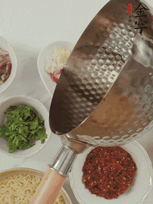 蒜末、小米辣、芝麻淋上熱油。