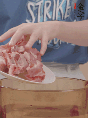 排骨剁小塊，加姜片、料酒沸水下鍋焯水。