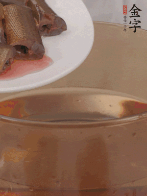 處理干凈的黃鱔段，加姜片、料酒沸水下鍋焯水。撈出用涼水沖洗干凈。