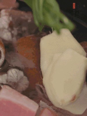 加姜片、蔥結(jié)、料酒。