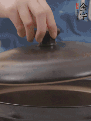 大火煮開后轉(zhuǎn)小火，燉煮20分鐘左右。