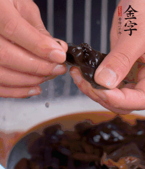 木耳冷水泡發(fā)，處理成小塊。（如果是小木耳就不用切了）