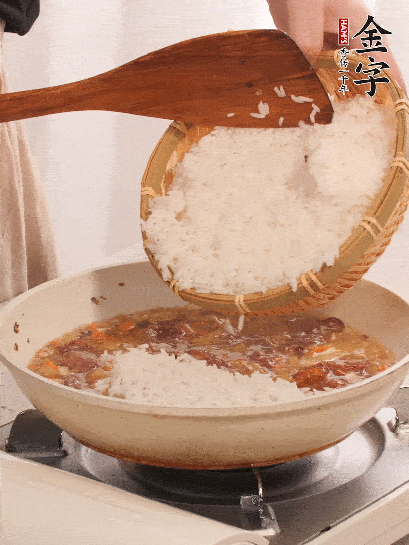 熱鍋燒油，香腸煸出油，加姜片去腥，加土豆、胡蘿卜、香菇翻炒到半熟，隨后加豆角、2小勺鹽、1大勺生抽，煸炒均勻。