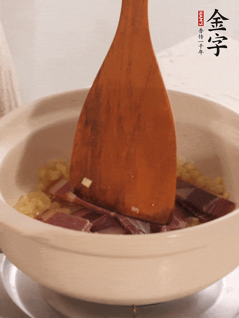 加熱水，加入白菜蓋上蓋子煨煮3分鐘。