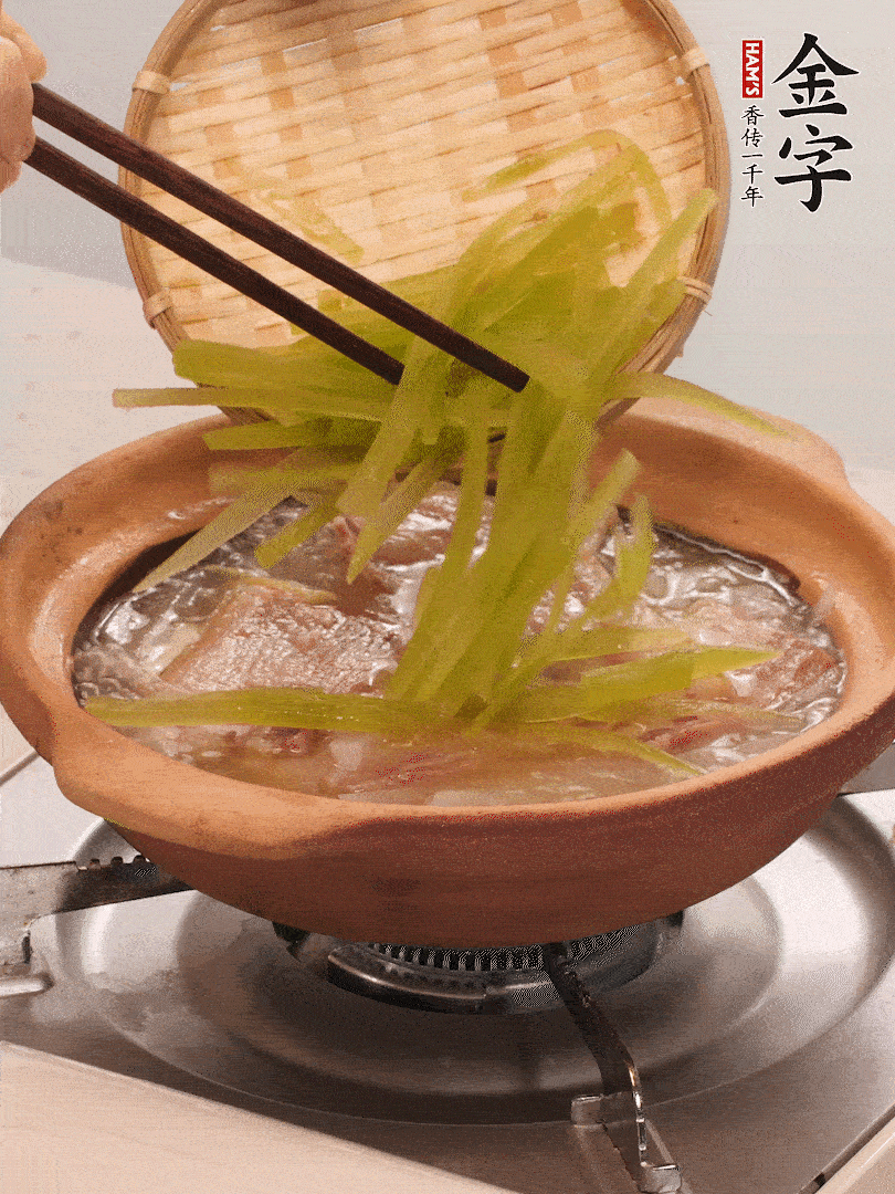 放入白蘿卜絲繼續(xù)炒軟炒至透明狀。