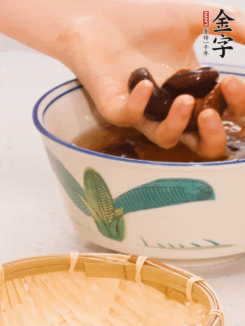 干香菇提前泡發(fā)切片，泡香菇水留著備用。