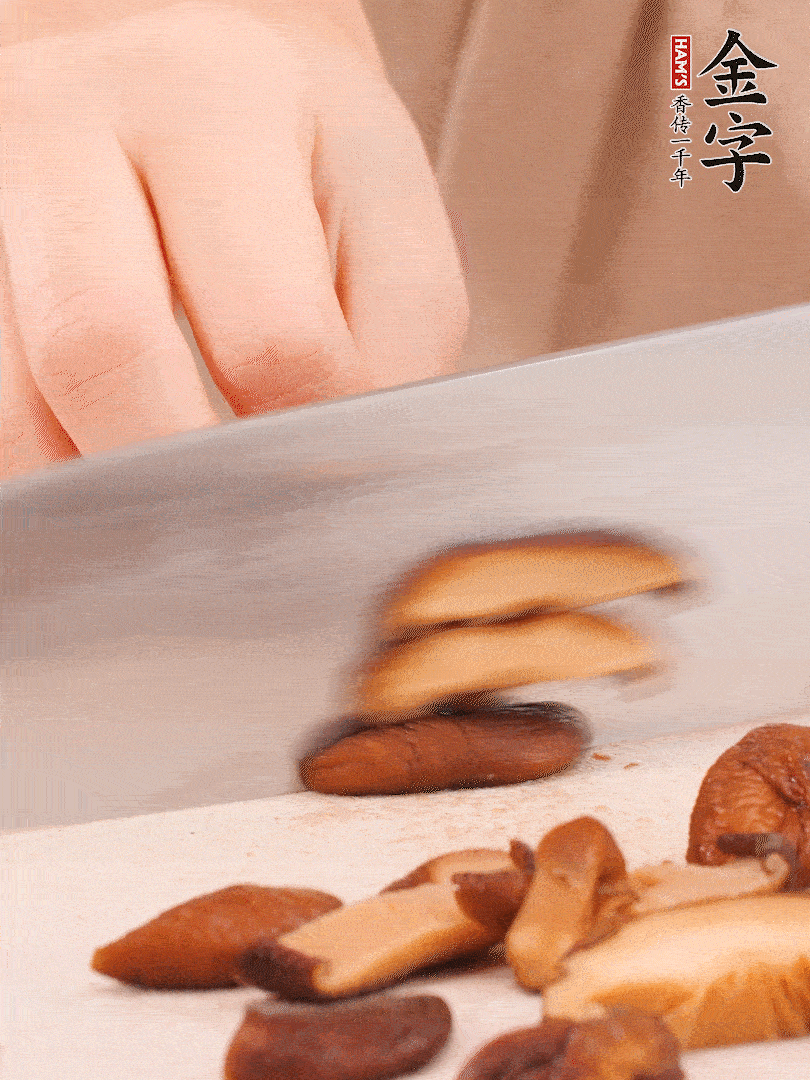 干香菇泡發(fā)，切成小塊。