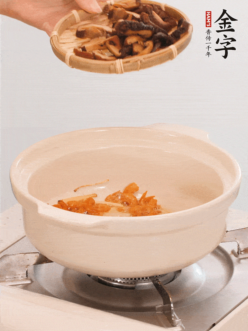 砂鍋倒入少許油，放入姜絲、海米小火煸香；再放入香腸、南瓜、干香菇一起翻炒2分鐘。