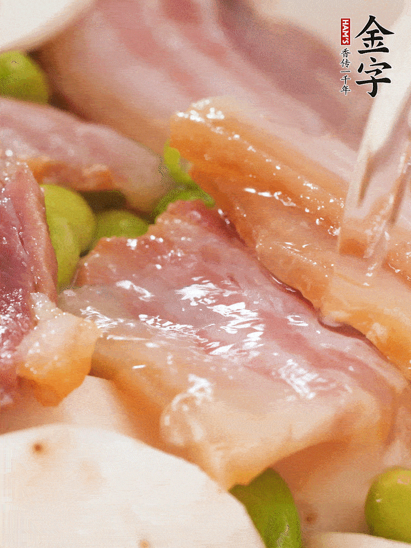 倒入芋艿、熟毛豆，翻炒均勻，加1小碗水煮開