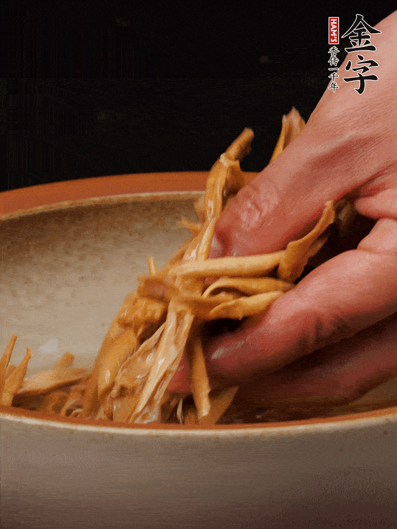 農(nóng)家土筍尖提前泡軟，用刀劃成細絲，這樣會更加入味。