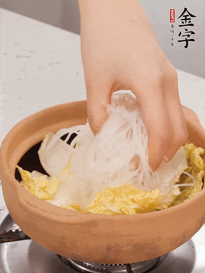 放入提前泡軟的粉絲，蓋上蒜蓉醬汁