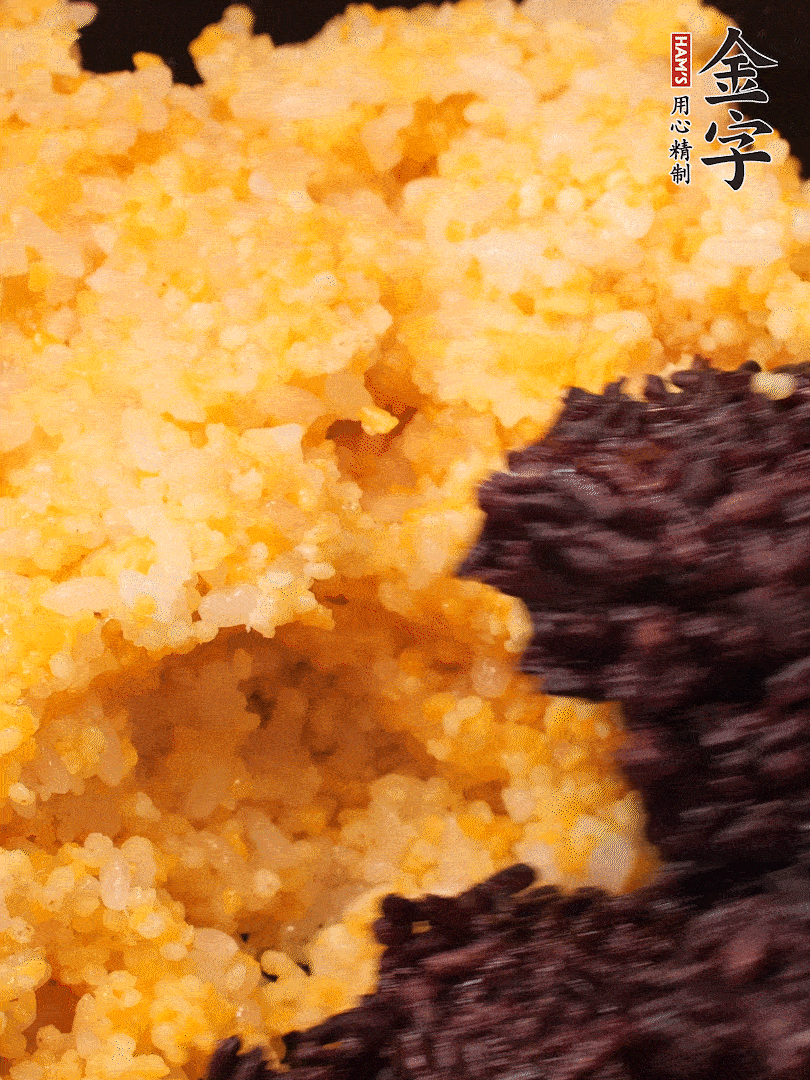 混合小米、紫米煮熟，加豬油攪拌均勻（紫米分開(kāi)煮在攪拌）