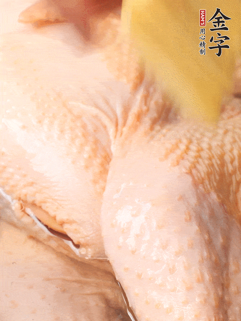 老母雞去頭去尾，斬去雞爪。冷水入鍋，加料酒、蔥姜焯水，煮出浮沫后撈出，用清水洗凈