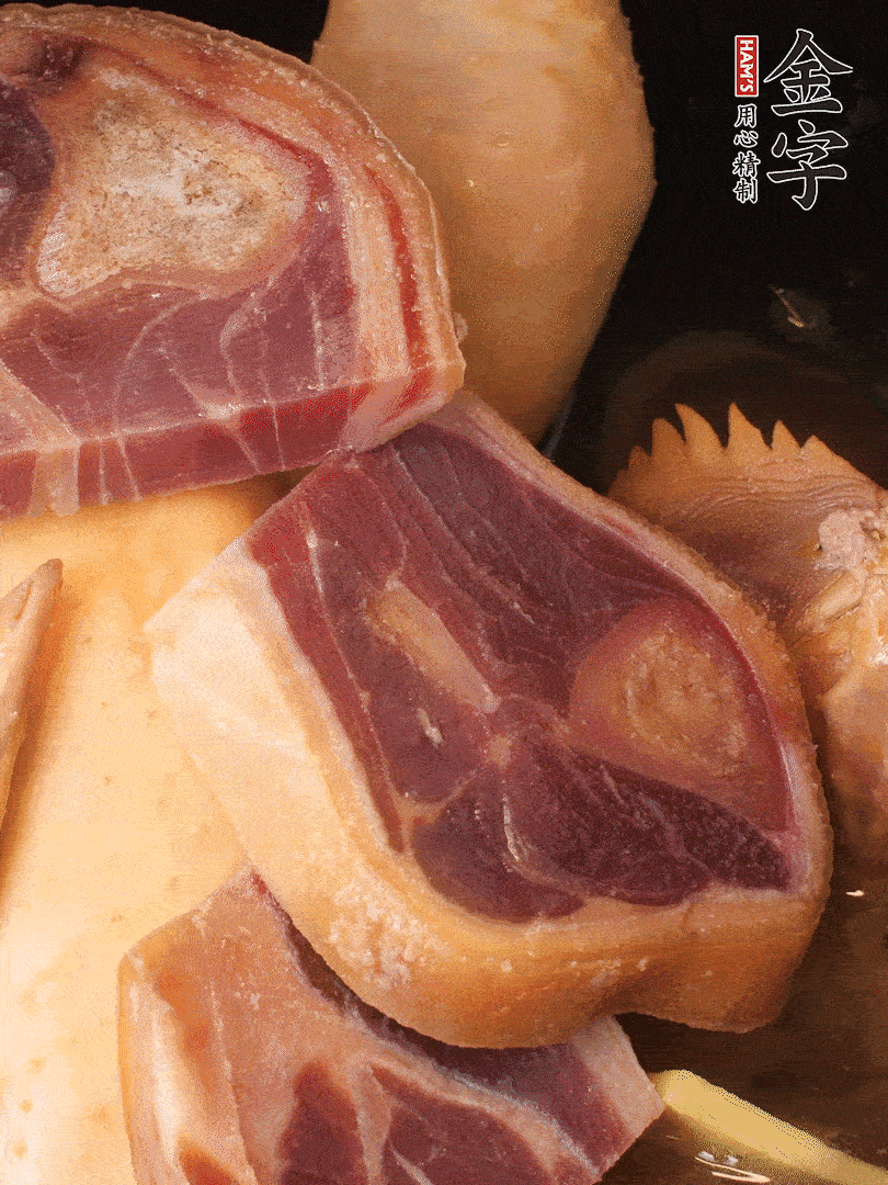 火踵、老母雞加蔥、姜、料酒、清水，大火燒開后轉(zhuǎn)小火，燉1小時(shí)