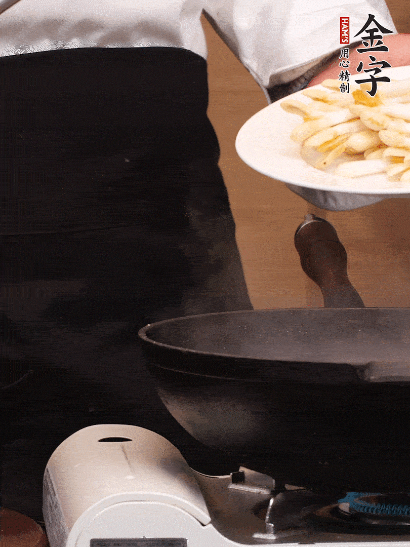 鍋中少許油，下花生芽