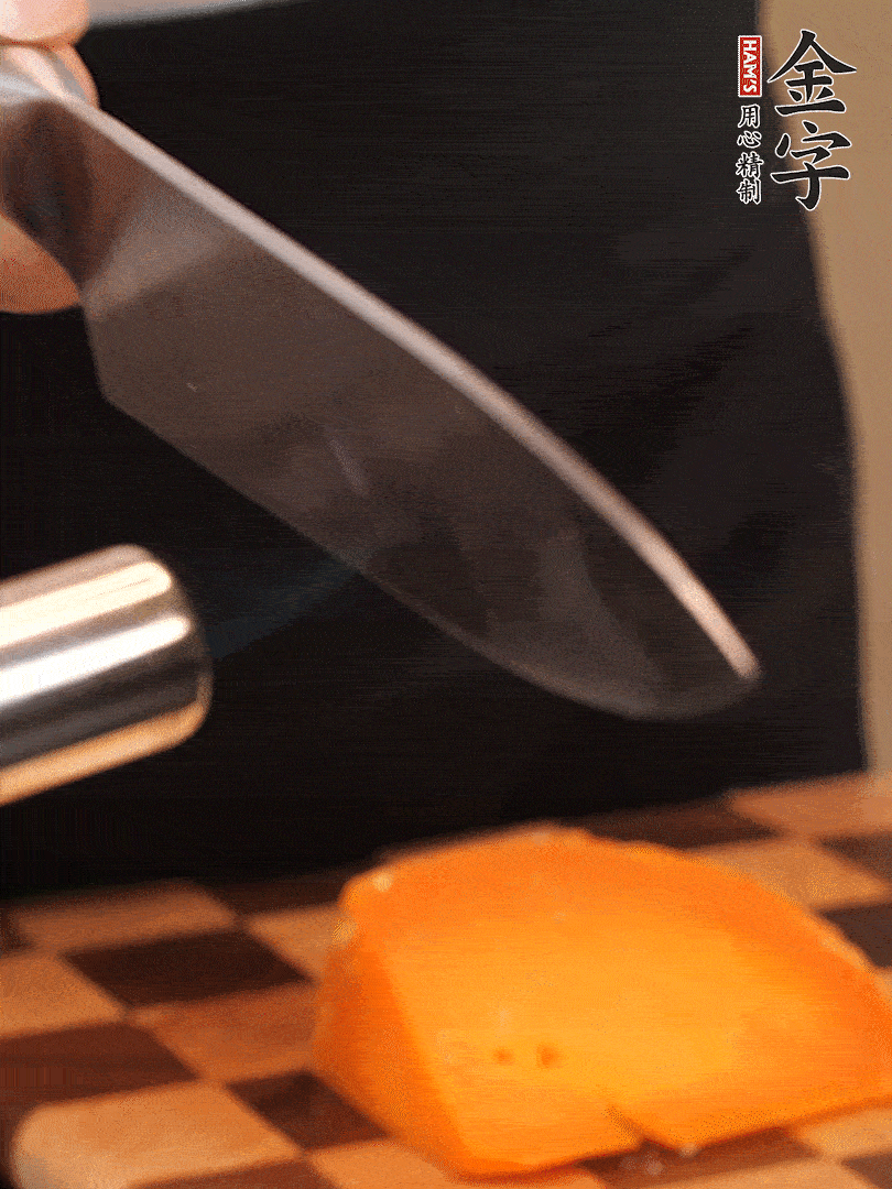 間隔擺上哈密瓜、奶酪、迷迭香、核桃仁