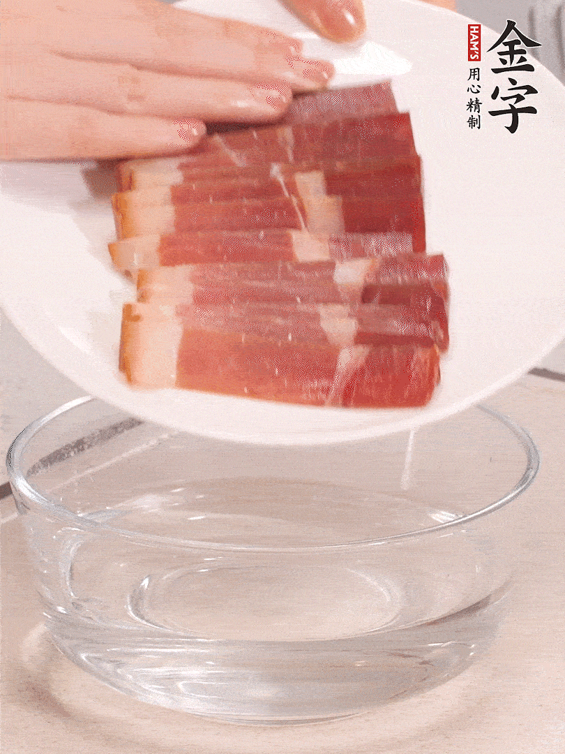 鴨腿冷水下鍋，加姜片、料酒焯水