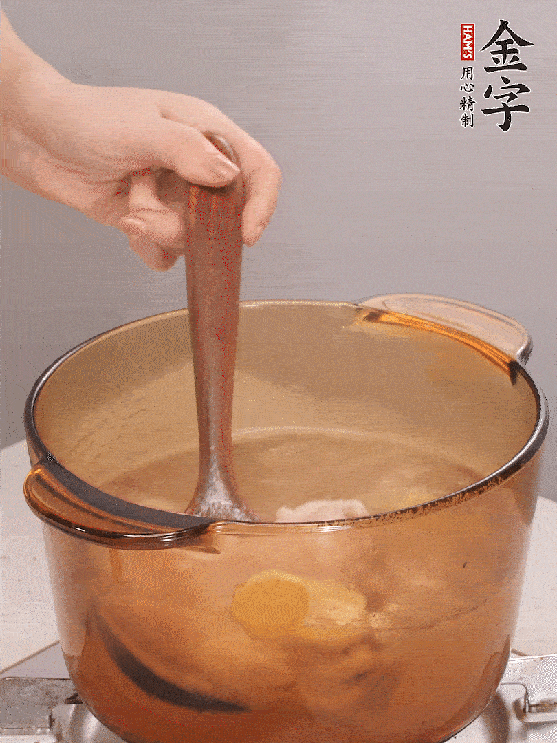 鴨肉、白果、火腿、生姜一起放入砂鍋，清水沒過食材，大火燉煮1小時(shí)
