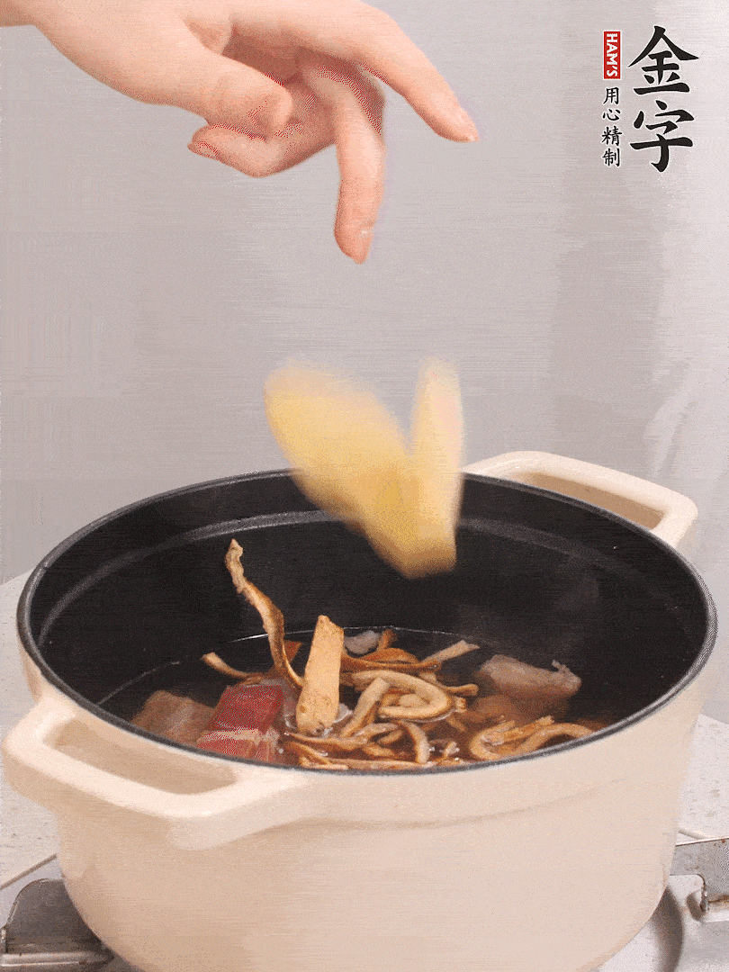 加入青、紅蘿卜再煲20小時(shí)。