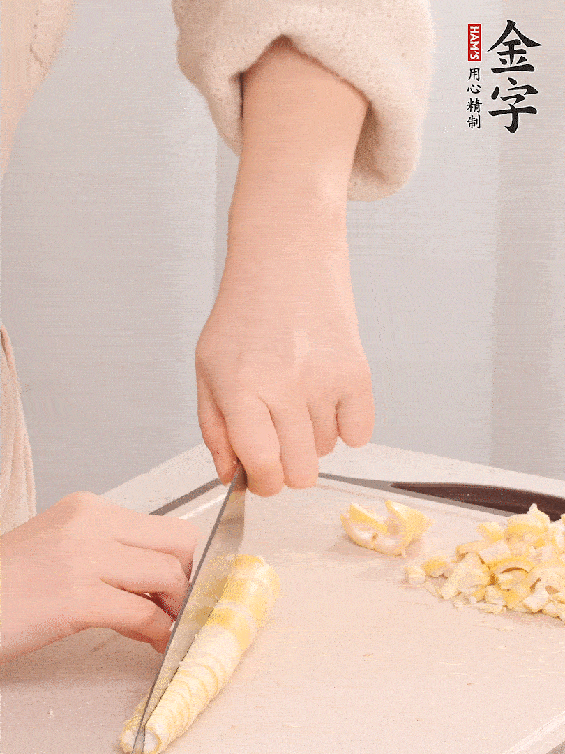 春筍去皮切小塊，焯水2分鐘左右