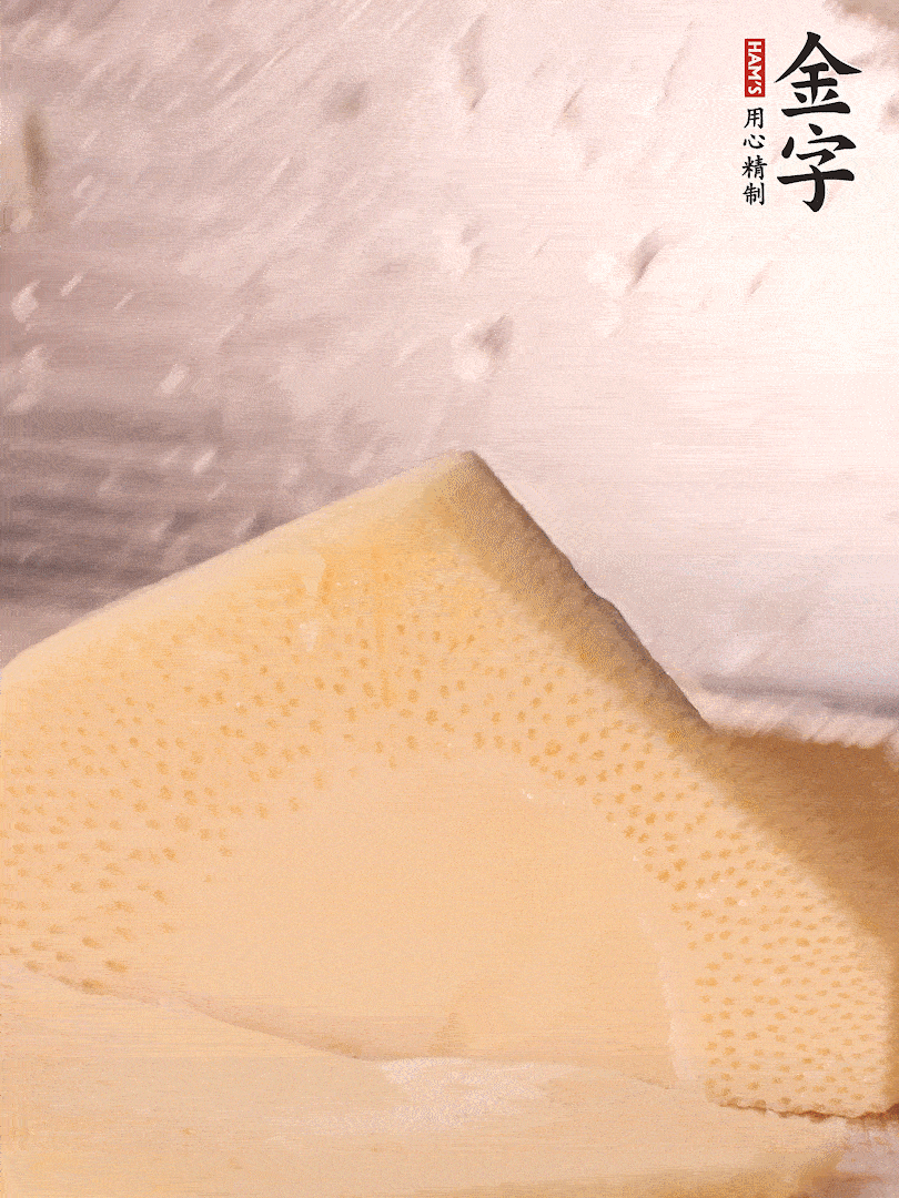 冬筍處理干凈，切滾刀塊，開水焯燙去除澀味