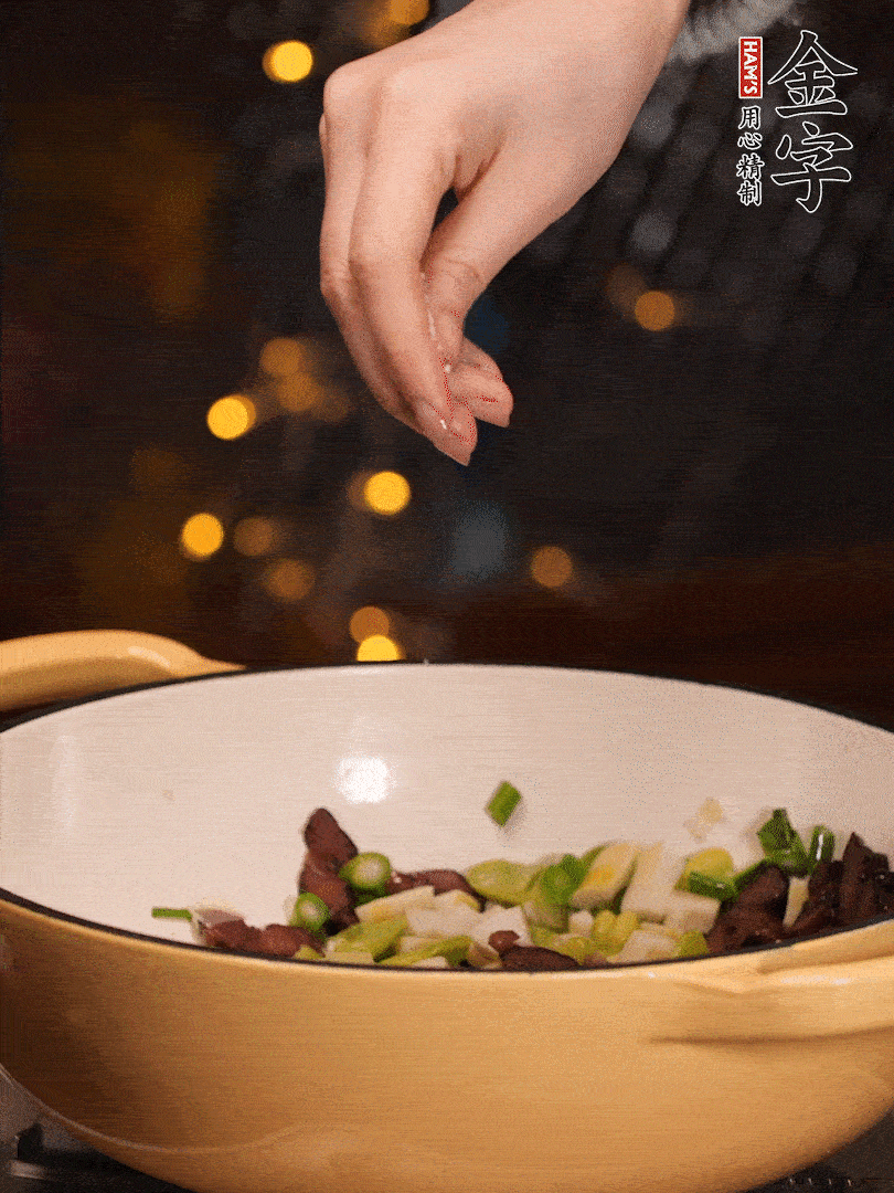 可以加點(diǎn)點(diǎn)水，再加菜苔，加點(diǎn)鹽、味精調(diào)味