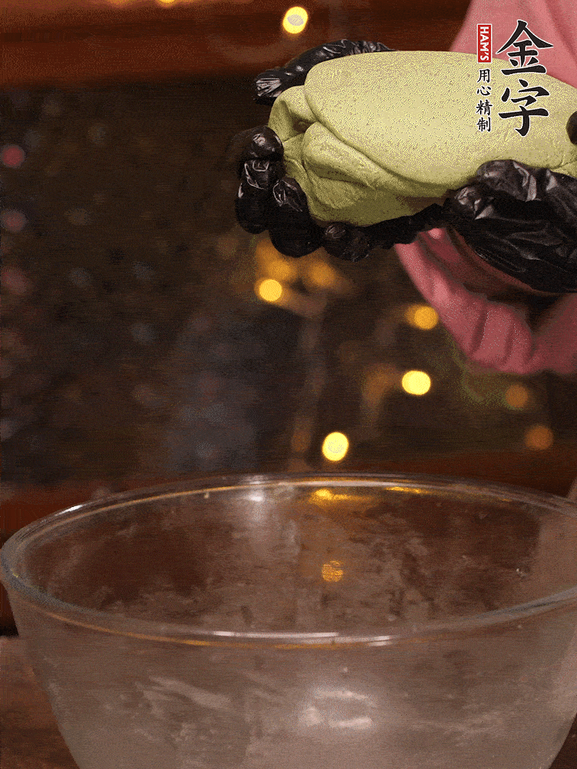 清明粿粉，分次加艾草泥，加點(diǎn)油揉2分鐘，揉到面團(tuán)光滑，醒發(fā)一下