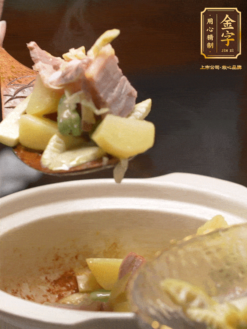 煸出咸肉脂香，再下筍丁、蠶豆。呈出