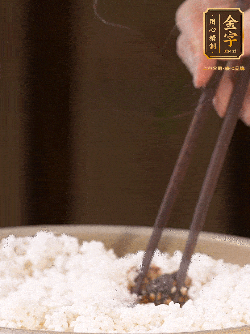 糯米淘洗干凈，浸泡4小時，控干水分后，加鹽、糖、老抽調(diào)味調(diào)色