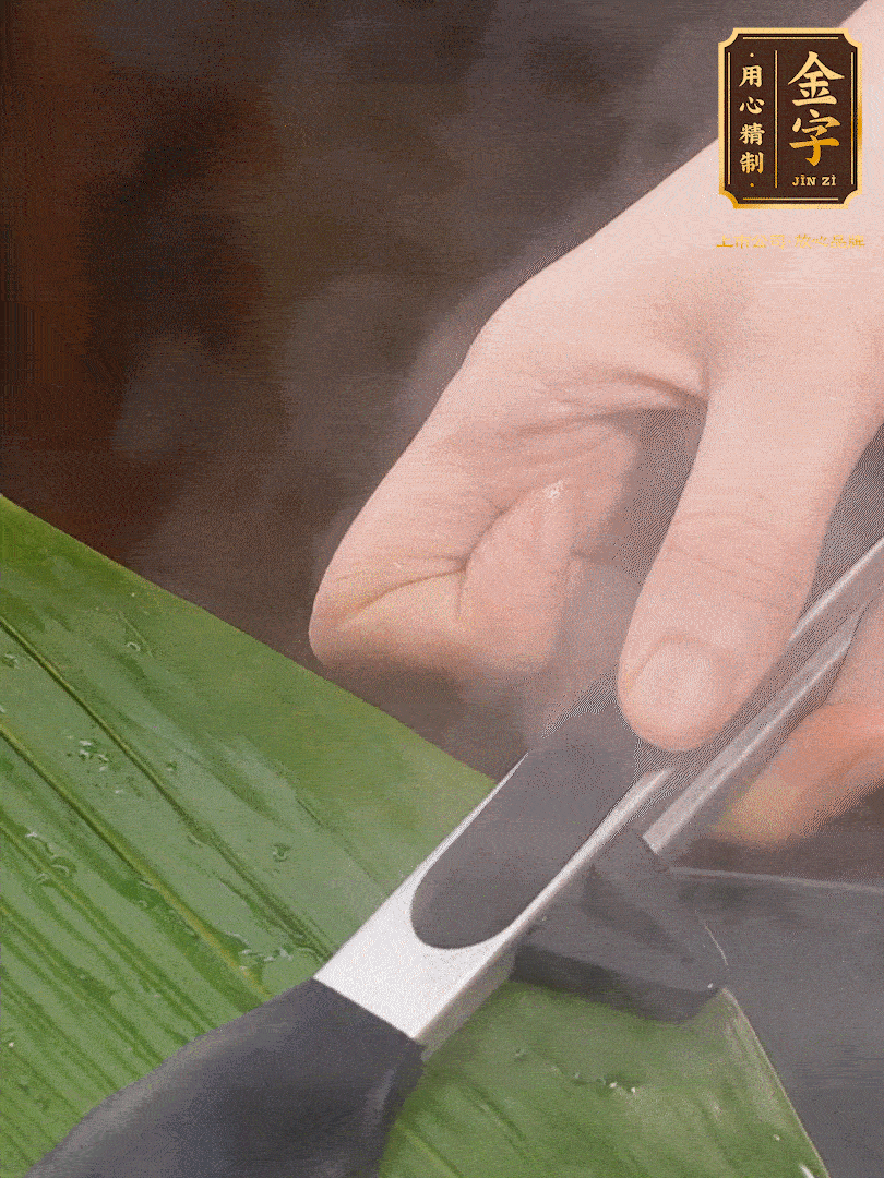 新鮮粽葉洗凈，用開水煮一下，讓粽葉更有韌性不易裂。