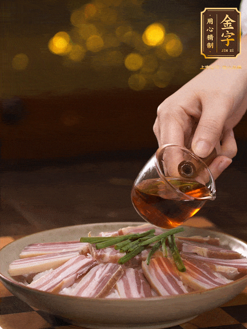 把切好的咸肉，均勻的鋪在蘿卜絲的四周頂部放少許蔥段 淋上少許料酒，放入鍋中 大火蒸二十分鐘